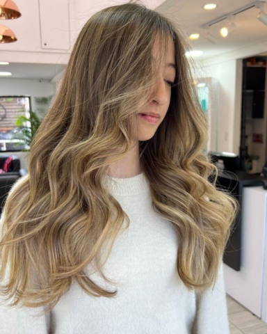 El balayage miel es un color natural muy cálido que está entre el rubio y el castaño, y que recuerda mucho al dorado. ... Mechas balayage miel en Cabello castaño natural en este caso.
