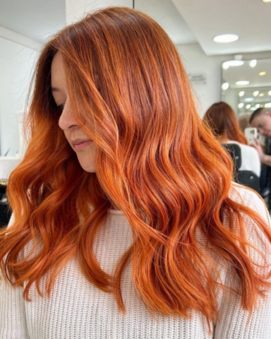 El tono cobrizo surge de la mezcla del tono rojo y el naranja.